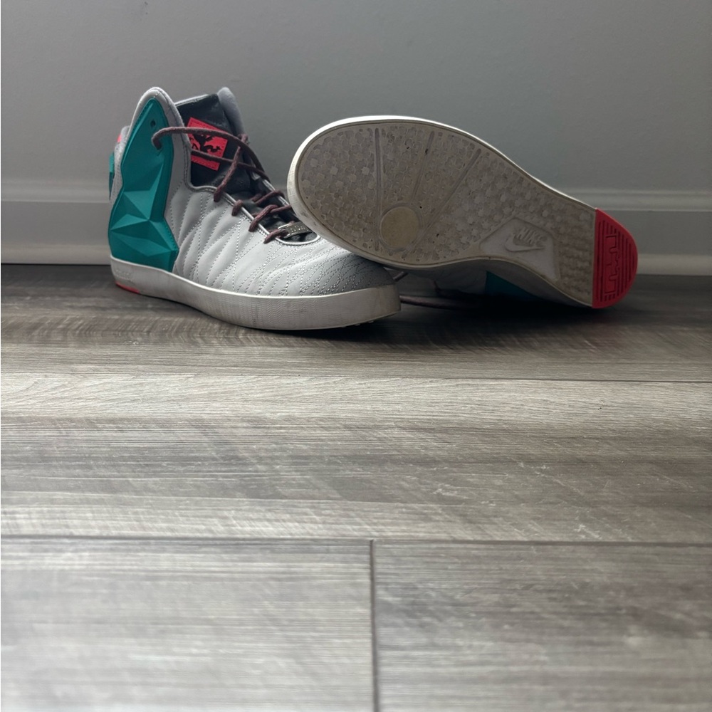 Nike LeBron XI NSW Lifestyle High-Top Sneakers